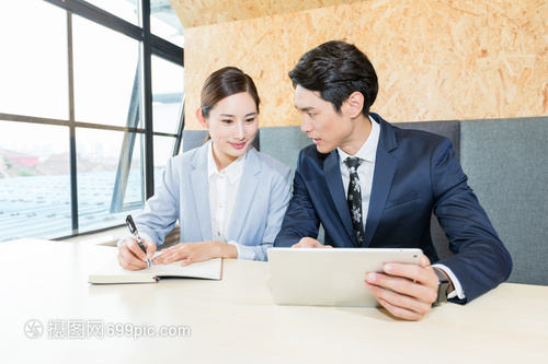 商務(wù)人士討論工作探討聊天